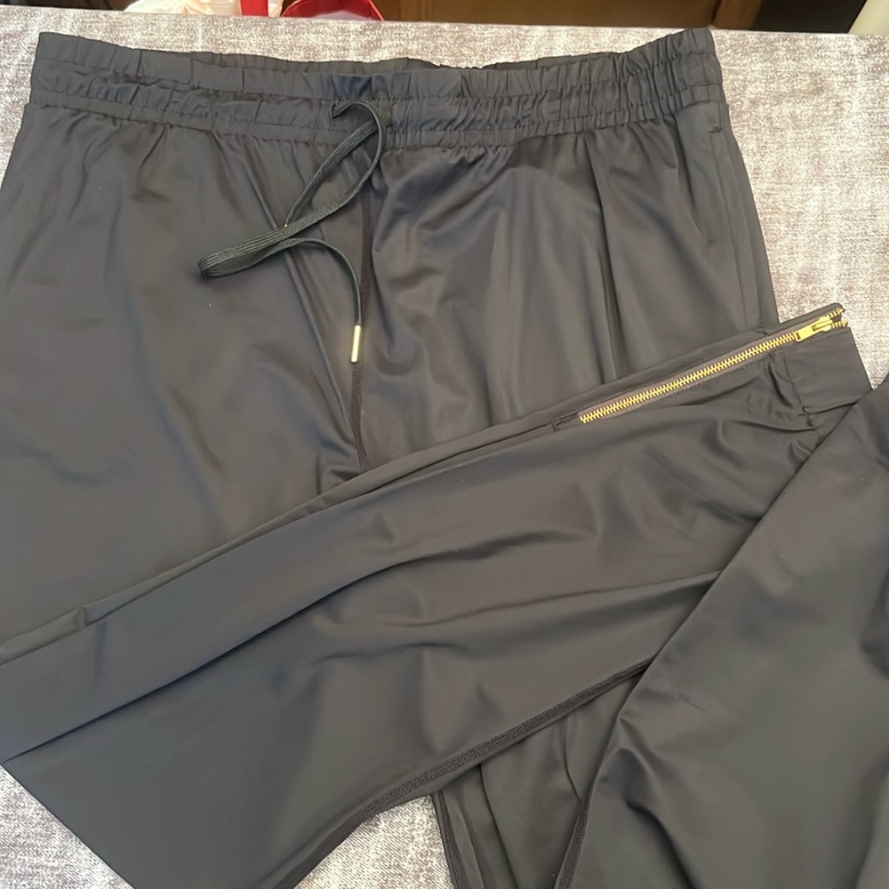 Zyia Everywhere Zipper black joggers Size XL
EUC